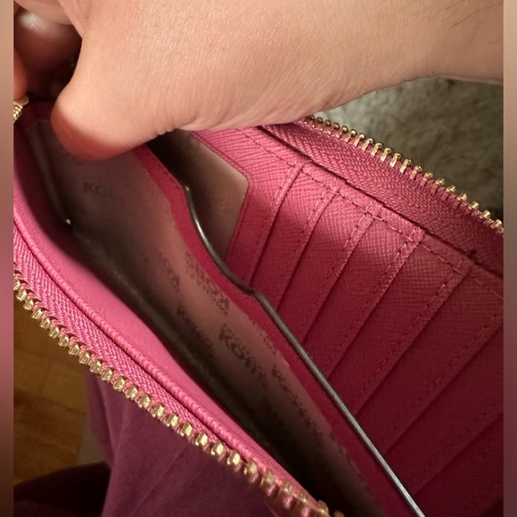 EUC Dusty pink Michael Kors zippy wristlet - Picture 3 of 6